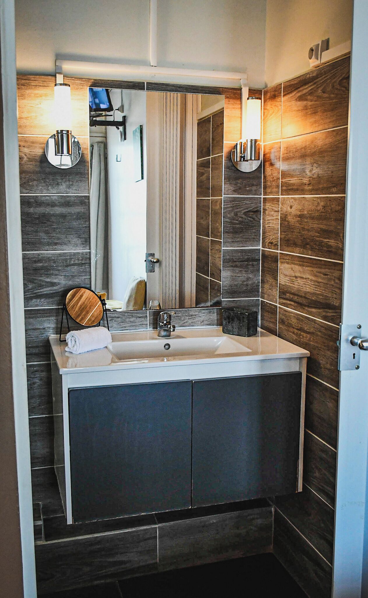 shower, free toiletries, towels