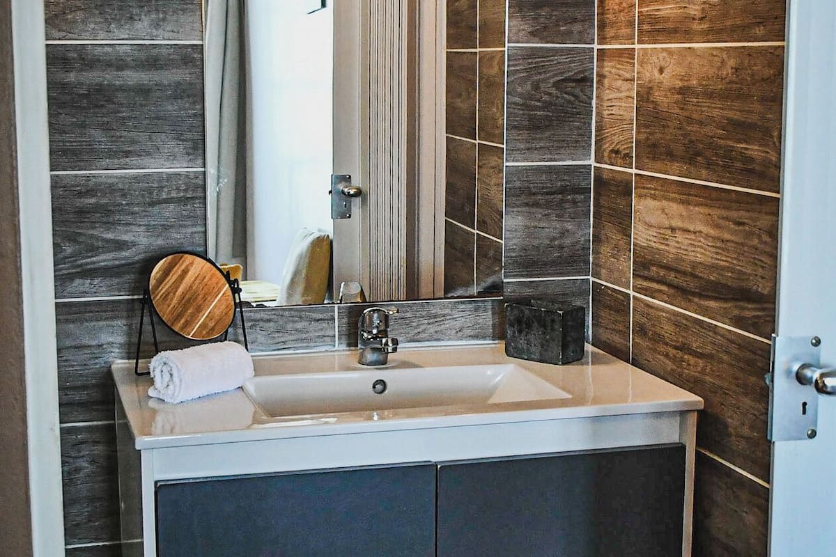 shower, free toiletries, towels