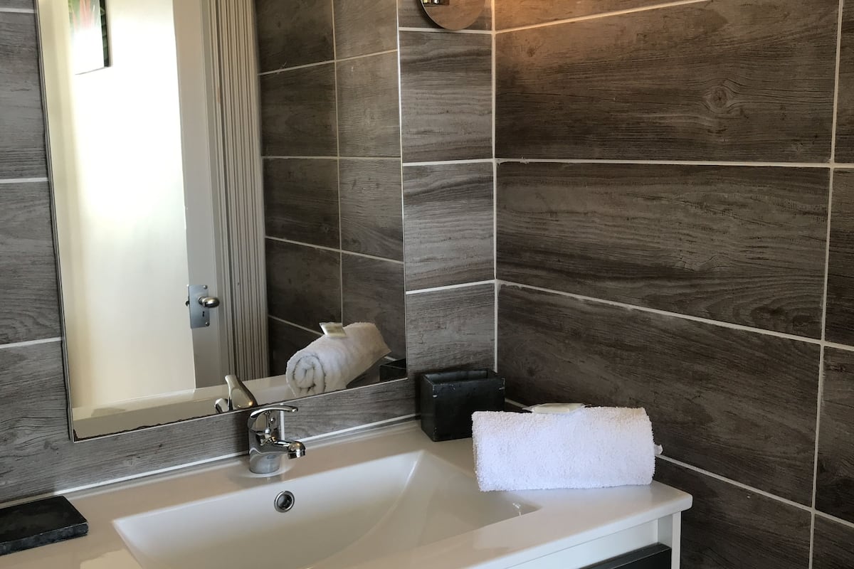 shower, free toiletries, towels