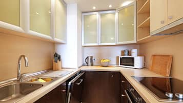 Apartamento superluxo, 3 quartos | Cozinha privada | Geladeira, micro-ondas, fogão, cooktop