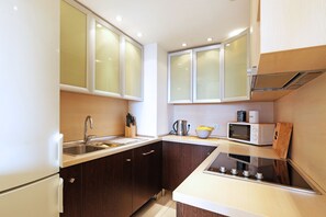 Luxury Apartment, 3 Bedrooms | Private kitchen | Fridge, microwave, oven, stovetop