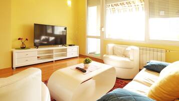 ๋ญ์
๋ฆฌ ์ํํธ, ์นจ์ค 3๊ฐ | ๊ฑฐ์ค | ์ผ์ด๋ธ ์ฑ๋ ์์ฒญ์ด ๊ฐ๋ฅํ 72์ธ์น ํ๋ฉด TV, ์ค๋งํธ TV