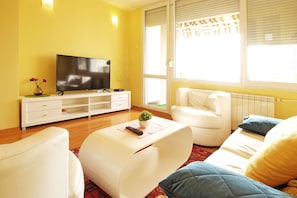 Appartement Luxe, 3 chambres | Salle de séjour | Télévision à écran plat de 72 pouces avec chaînes par câble