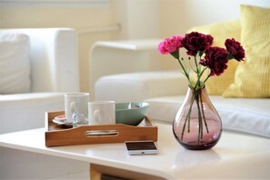 Appartement Luxe, 3 chambres | Salle de séjour | Télévision à écran plat de 72 pouces avec chaînes par câble