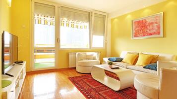 ๋ญ์
๋ฆฌ ์ํํธ, ์นจ์ค 3๊ฐ | ๊ฑฐ์ค | ์ผ์ด๋ธ ์ฑ๋ ์์ฒญ์ด ๊ฐ๋ฅํ 72์ธ์น ํ๋ฉด TV, ์ค๋งํธ TV