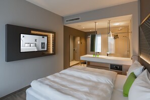 Ropa de cama hipoalergénica y caja de seguridad en la habitación