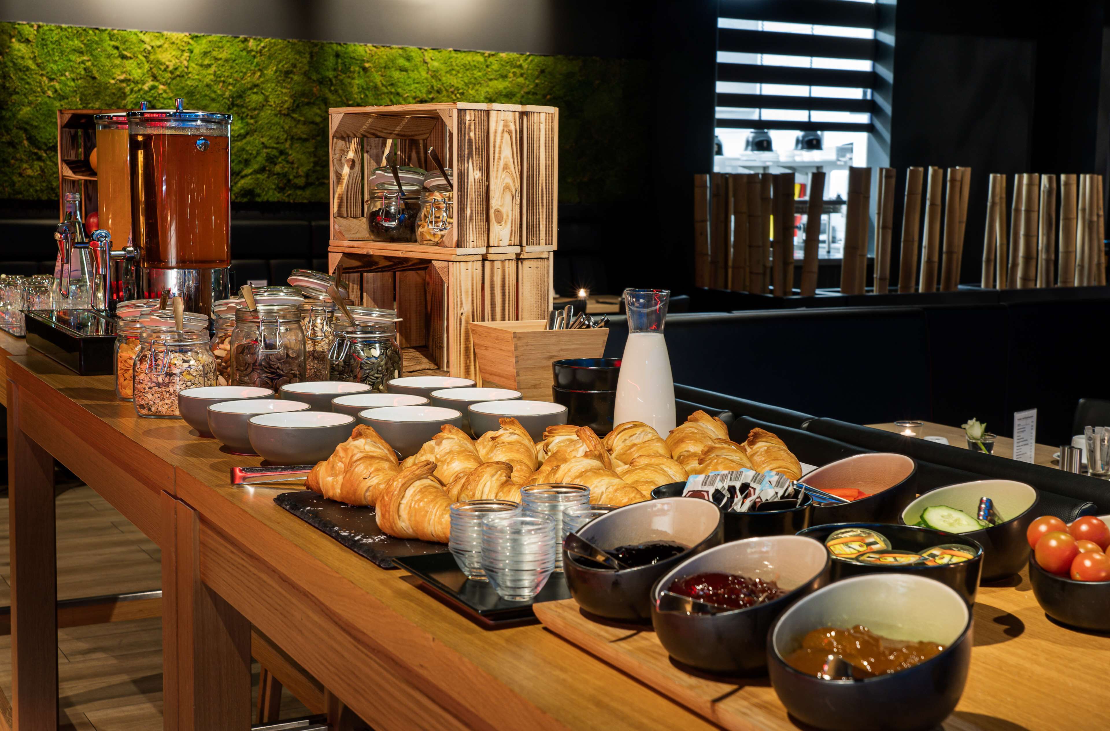 Päivittäinen mannermainen aamiainen (16 EUR per henkilö)