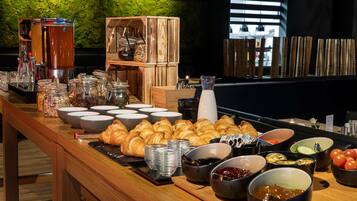 Dagelijks continentaal ontbijt (EUR 16 per persoon)