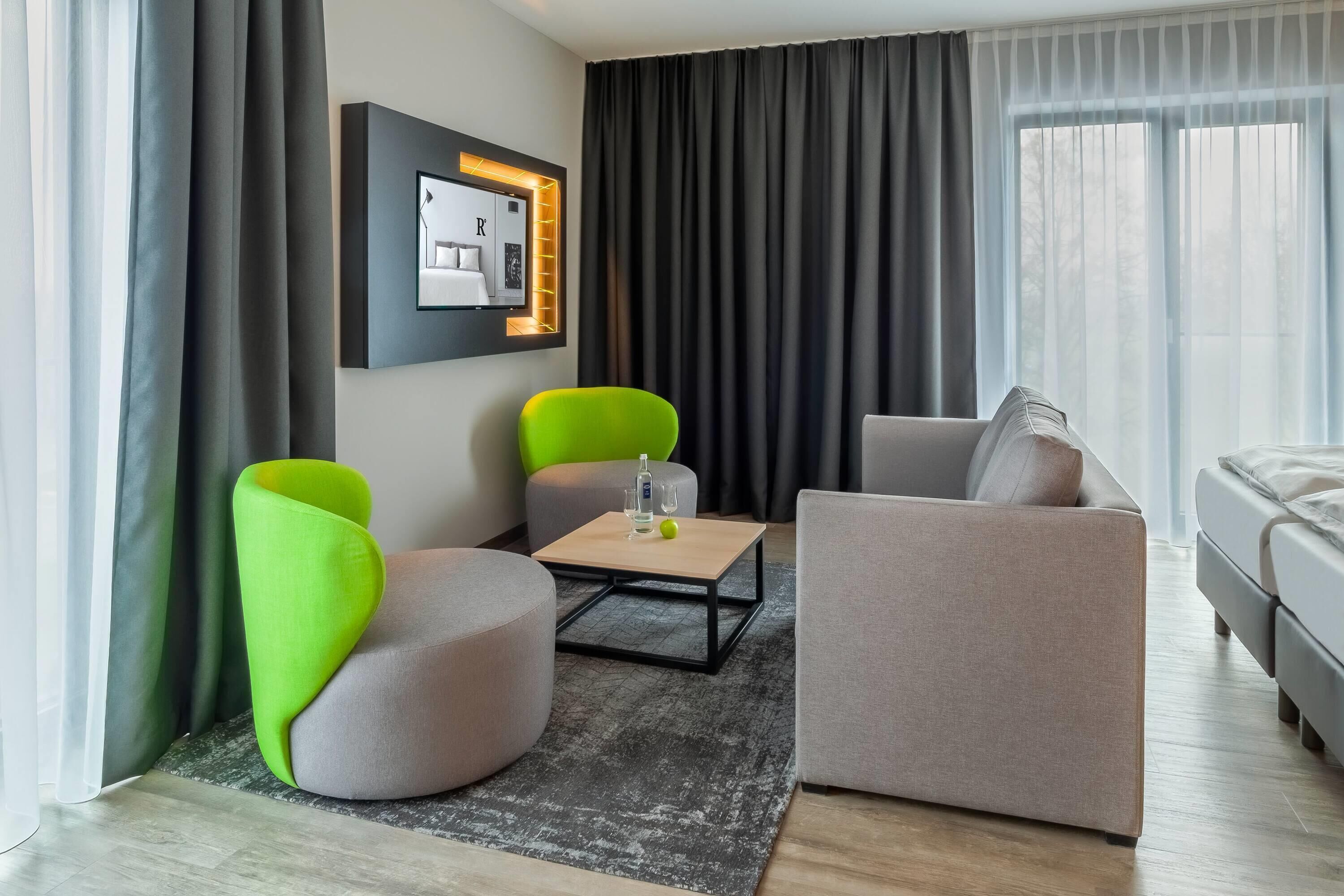 Junior-Suite, 1 Queen-Bett | Allergikerbettwaren, Zimmersafe, Schreibtisch