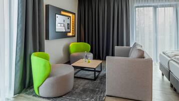 Junior-Suite, 1 Queen-Bett | Allergikerbettwaren, Zimmersafe, Schreibtisch