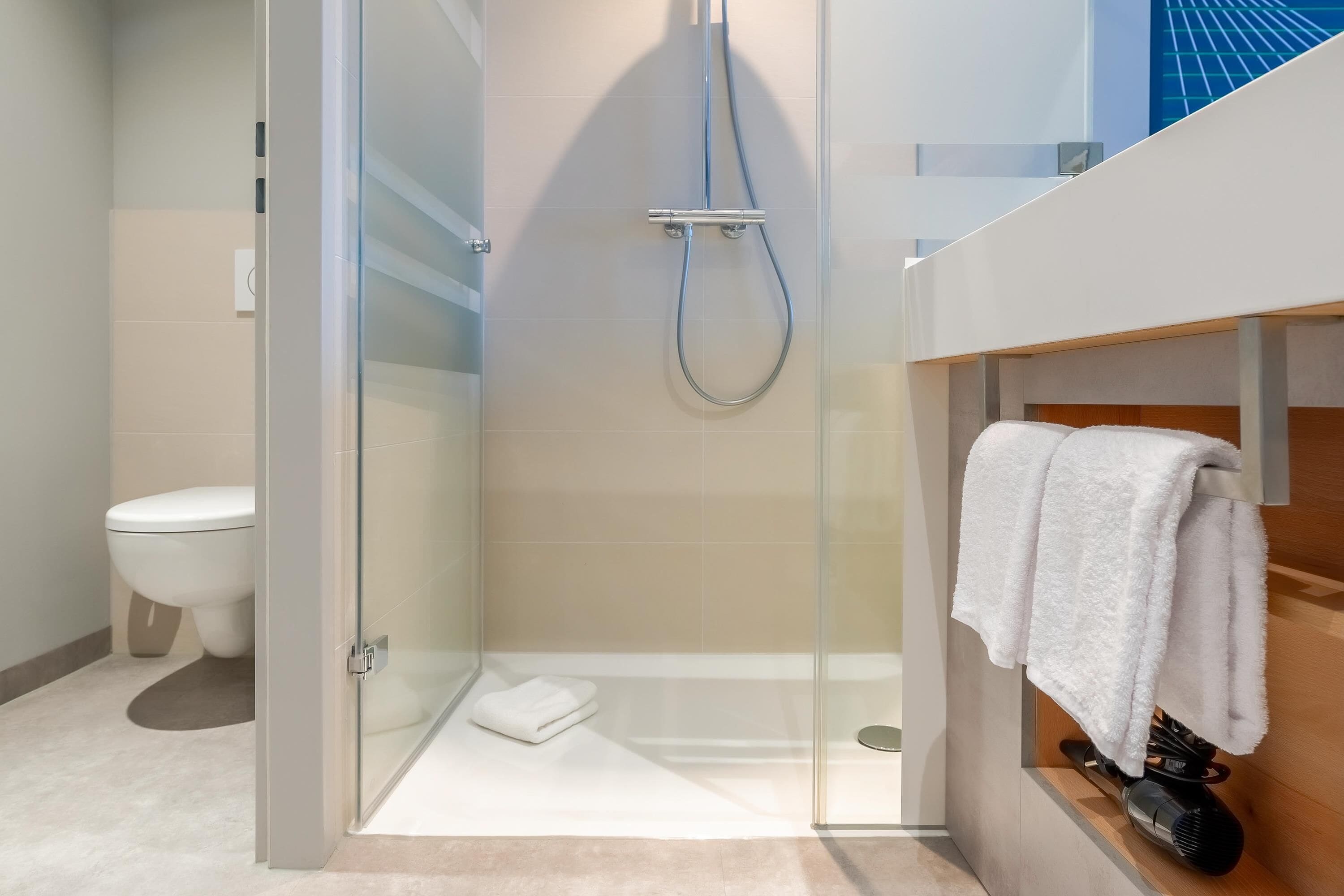 Dusche, Regendusche, kostenlose Toilettenartikel, Haartrockner