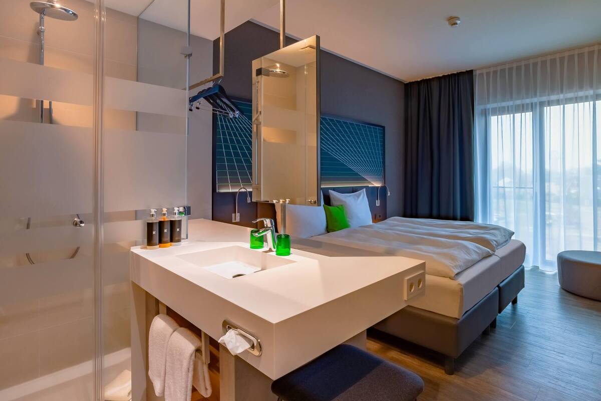 Hypoallergeen beddengoed, een kluis op de kamer, een bureau