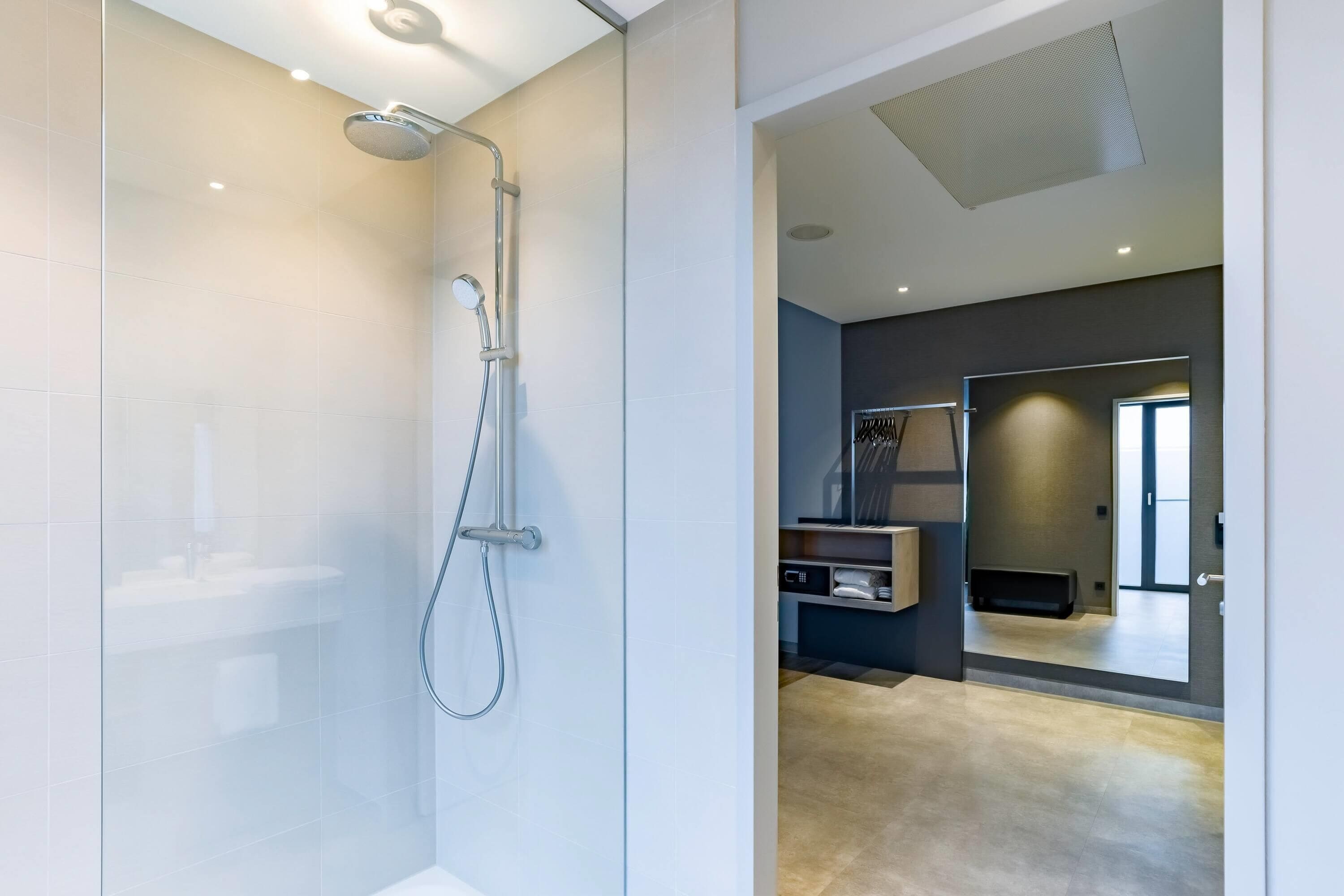 Suite junior, 1 cama Queen size | Baño | Regadera, regadera tipo lluvia, amenidades de baño gratuitas 