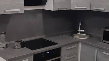 Apartment | Eigene Küche | Großer Kühlschrank, Mikrowelle, Ofen, Herdplatte