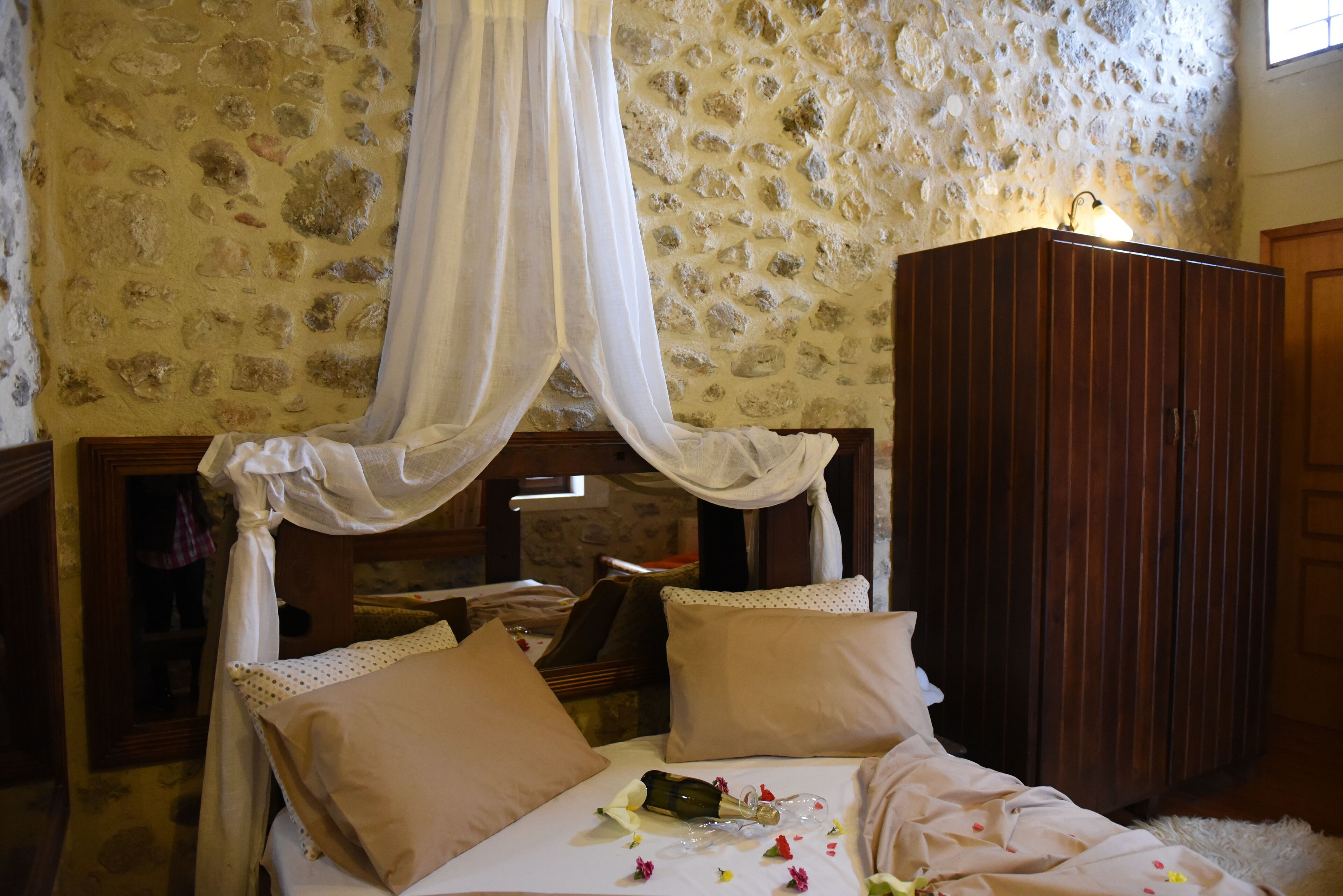 Villa, vistas a la colina | Caja fuerte, decoración individual, mobiliario individual y escritorio