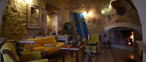 Villa, Hill View | Living room | Smart TV, fireplace, DVD player