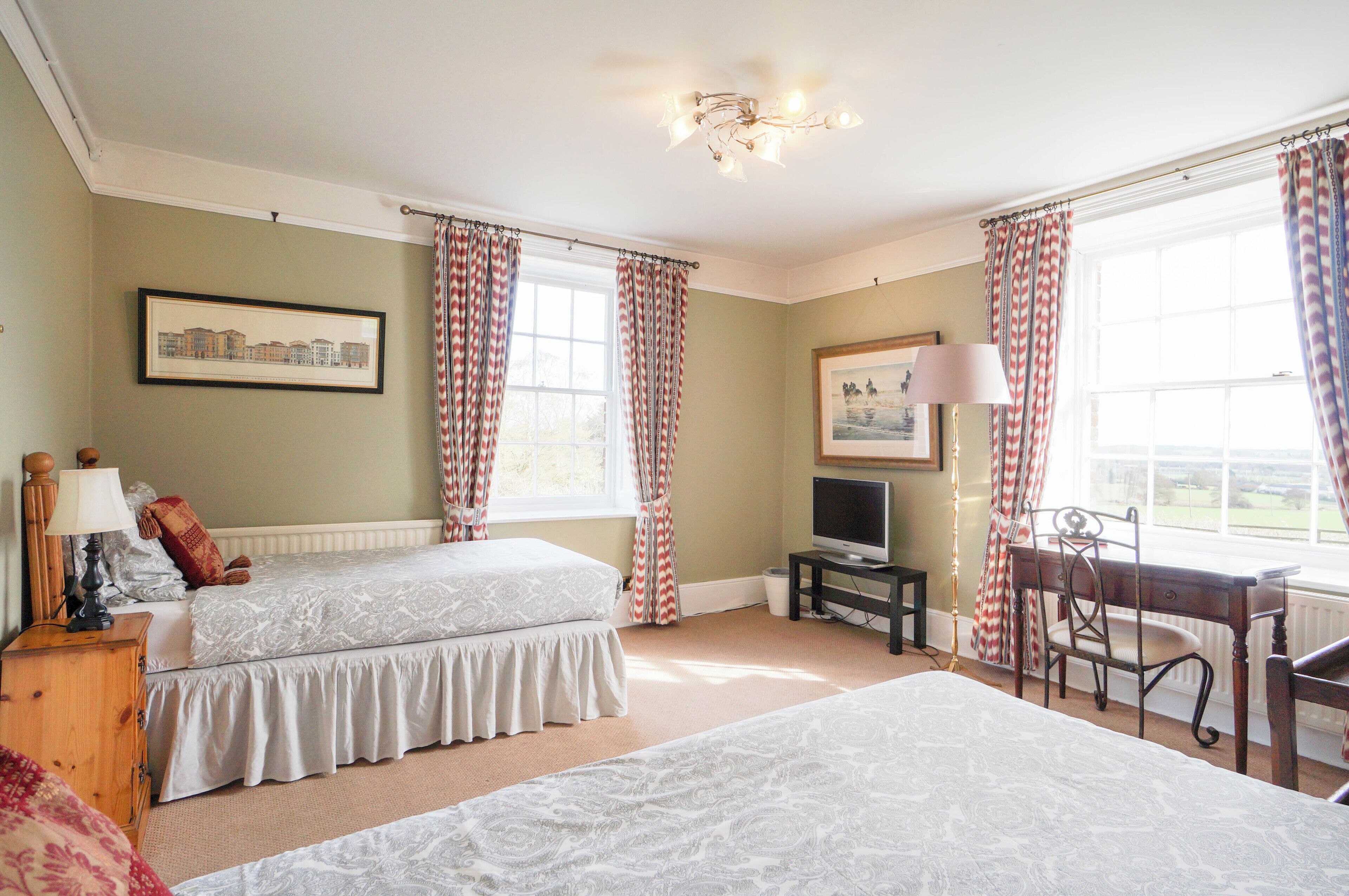 بديكورات فريدة لكل غرفة وطراز فريد لكل وحدة ومكتب ومكواة/لوح كي