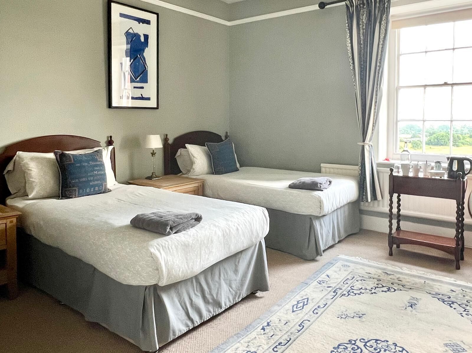 بديكورات فريدة لكل غرفة وطراز فريد لكل وحدة ومكتب ومكواة/لوح كي