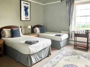 بديكورات فريدة لكل غرفة وطراز فريد لكل وحدة ومكتب ومكواة/لوح كي