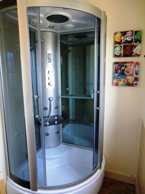 Habitación tradicional con 2 camas individuales, se aceptan mascotas, vista al jardín | Regadera en el baño