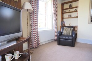 تلفزيون إل سي دي بحجم 32-بوصة يعرض قنوات تلفزيونية رقمية، تلفزيون