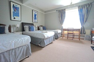 Habitación clásica, no fumadores, vistas al jardín | Decoración individual, mobiliario individual, escritorio