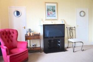 بديكورات فريدة لكل غرفة وطراز فريد لكل وحدة ومكتب ومكواة/لوح كي