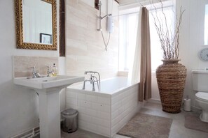 مستلزمات مجانية للعناية الشخصية، مجففات شعر، مناشف