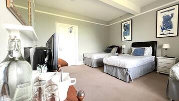 Classic Room, Non Smoking, Garden View | Individually decorated, individually furnished, desk, iron/ironing board