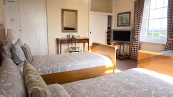 Classic Triple Room | Individually decorated, individually furnished, desk, iron/ironing board