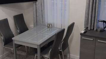 Apartment | Essbereich im Zimmer