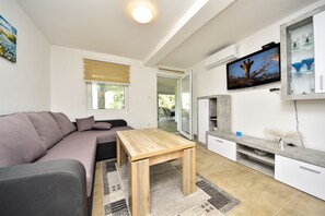 Apartment, 2 Bedrooms, Terrace, Sea View (A2) | Iron/ironing board, free cots/infant beds, free rollaway beds, free WiFi - Apartmani Robi i Kristina (Benkovac)