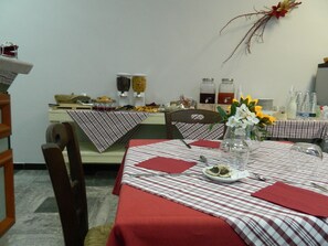 Free daily buffet breakfast  - il Chiostro delle Cererie (Matera)
