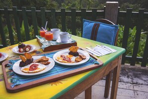 Esmorzar diari de cuina local gratuït 