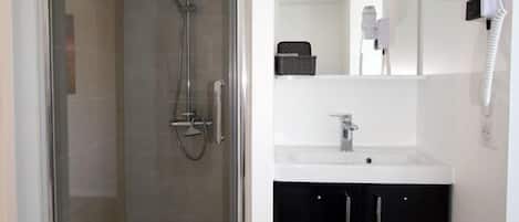 Douche, articles de toilette (gratuits), séchoir à cheveux