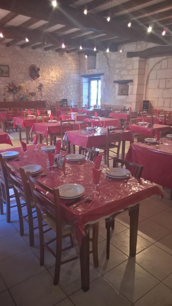 Lunch and dinner served, French cuisine