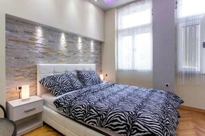Desk, soundproofing, iron/ironing board, free WiFi - Royal Apartments (Belgrade)