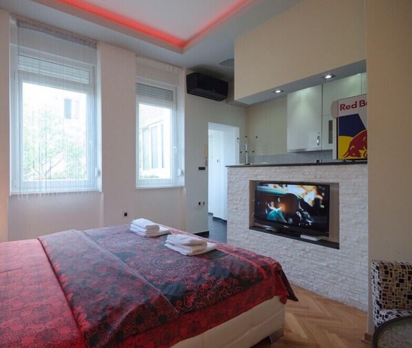 Studio – deluxe | Skrivebord, lydisolert, strykejern/-brett og wi-fi (inkludert)