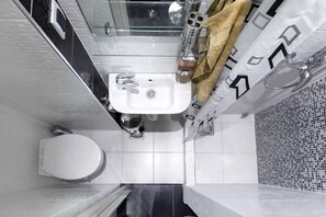 Studio – deluxe | Bad | Dusj, toalettartikler (inkludert), hårføner og tøfler