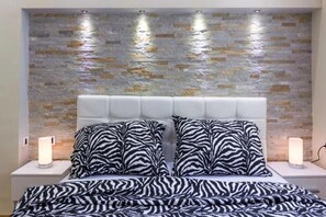 Desk, soundproofing, iron/ironing board, free WiFi - Royal Apartments (Belgrade)