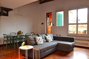 Apartment, 3 Schlafzimmer | Wohnbereich | Flachbildfernseher, Kamin