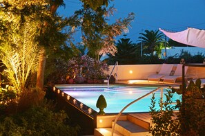 Sesongbasert utendørsbasseng, bassengparasoller og solsenger