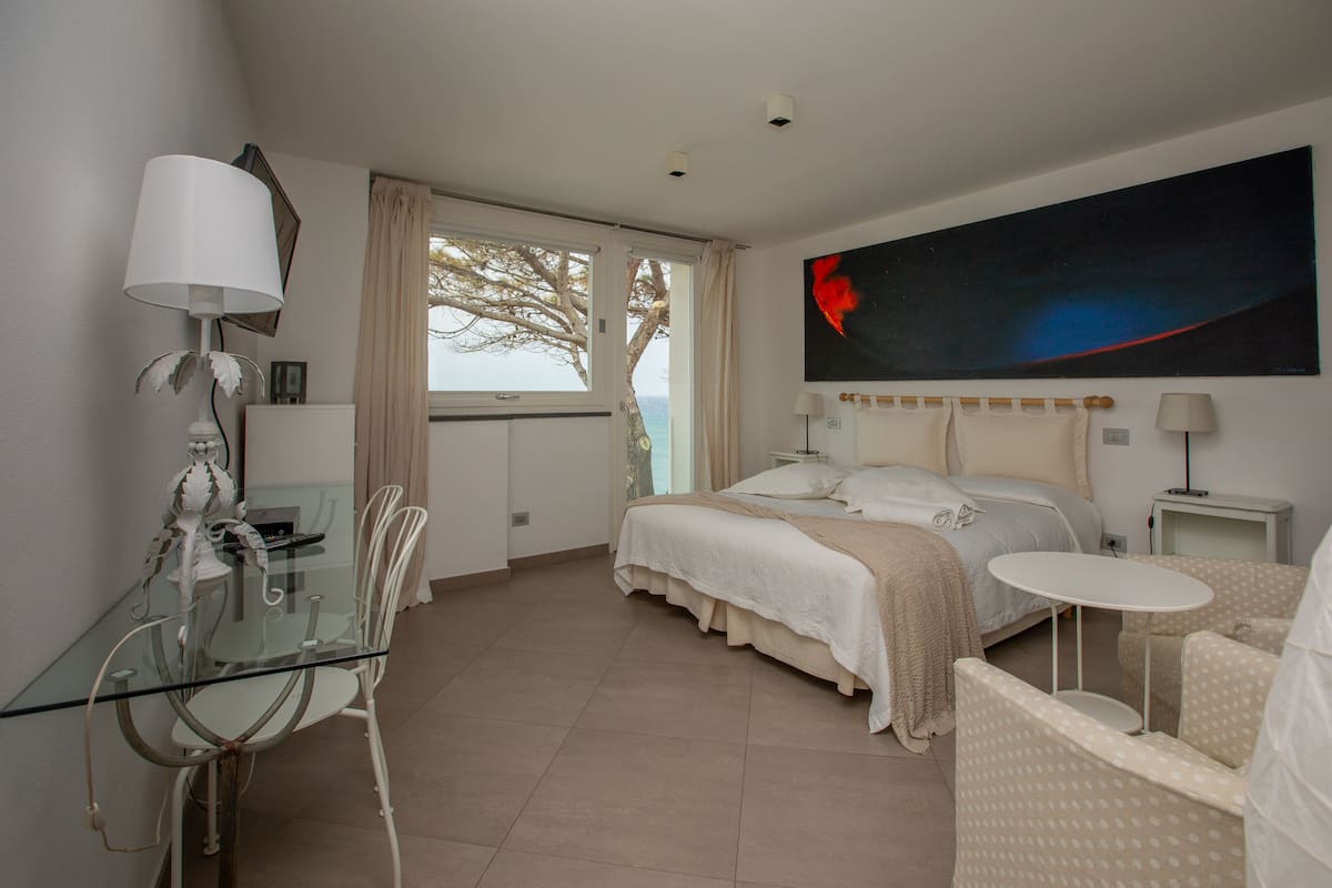 Appartement, 3 slaapkamers, uitzicht op zee (Libeccio) | Een minibar, een bureau, verduisterende gordijnen, gratis babybedden