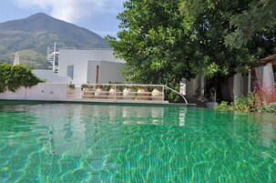 Útilaug sem er opin hluta úr ári, sólhlífar, sólstólar