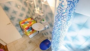 Suihku, hiustenkuivaaja, pyyhkeet