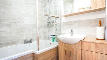 Apartment, 2 Bedrooms | Bathroom | Combined shower/bathtub, free toiletries, hair dryer, towels