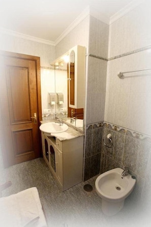 Tina, amenidades de baño gratuitas, secadora de cabello, toallas