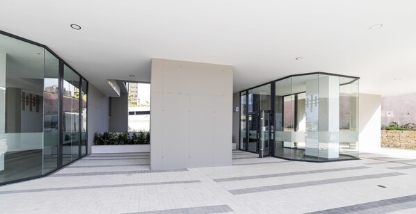 A modern building with glass doors and a tiled floor. - Sunset Drive Mar Holidays (Benidorm)