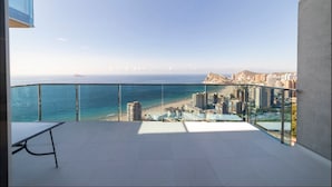 A balcony with a clear view of the sea and a cityscape. - Sunset Drive Mar Holidays (Benidorm)
