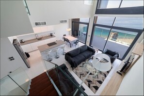 Toetasjesleilighet, sjøutsikt | Oppholdsområde | En 43-tommers smart-TV med digitale kanaler samt TV